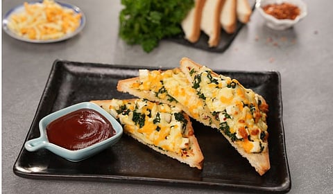 मुलांच्या डब्यासाठी परफेक्ट! पालक-पनीर चीझ टोस्ट; १० मिनिटांत तयार होणारी झटपट आणि पौष्टिक रेसिपी