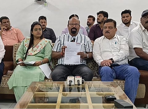 “निधी नाही तर टेंडर काढता कशाला?” असा थेट सवाल महासंघाचे ठाणे विभागाध्यक्ष मंगेश आवळे यांनी पत्रकार परिषदेत उपस्थित केला.