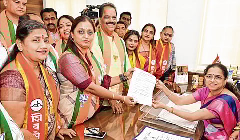 Mumbai : प्रभाकर शिंदेंना वाढदिवसाची भेट; स्थायी समिती अध्यक्षपदी बिनविरोध, शिक्षण समितीवर राजेश्री शिरवाडकर