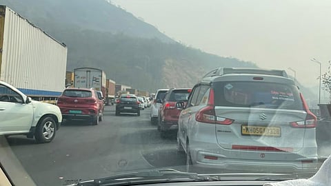 Mumbai-Pune Expressway वर पुन्हा वाहतूककोंडी; खंडाळा घाटात वाहनांच्या लांबचलांब रांगा