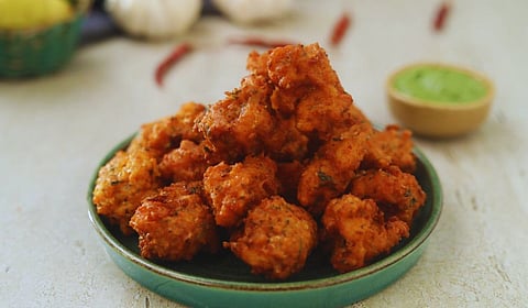 Sunday Special Recipe : नॉनव्हेज प्रेमींसाठी खास; घरच्या घरी बनवा क्रिस्पी कोळंबी भजी