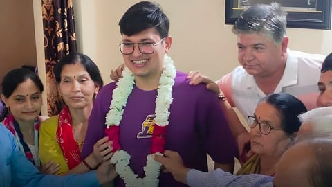 अनुज अग्निहोत्री UPSC परीक्षेत देशात अव्वल