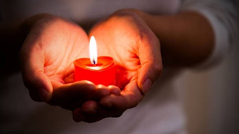 मेणबत्त्या घेऊन निघाल्या आहेत मुली