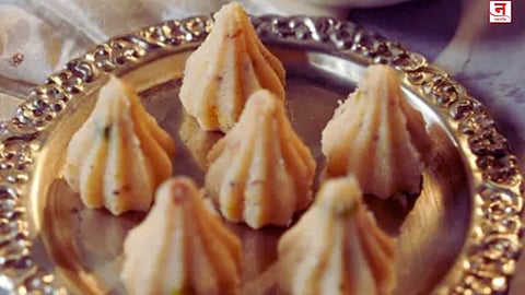 Gudi Padwa 2026 : सणासुदीला खास गोड पदार्थ; घरच्या घरी तयार करा नारळाचे मोदक