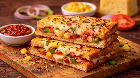१० मिनिटांत झटपट नाश्ता! चविष्ट 'पिझ्झा टोस्ट सँडविच'; मुलांपासून मोठ्यांपर्यंत सगळ्यांची पसंती
