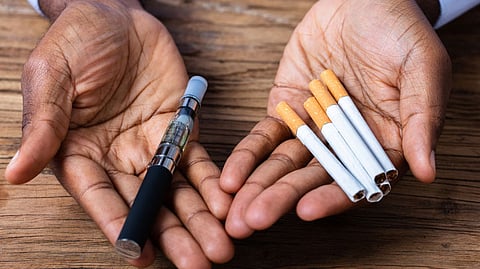 व्हेपिंग धूम्रपानापेक्षा कमी धोकादायक; फ्रेंच आरोग्य संस्थेचा अहवाल