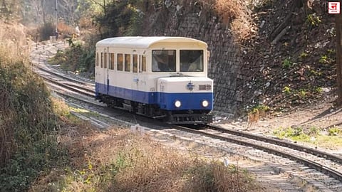 माथेरान 'मिनी ट्रेन'च्या फेऱ्या घटल्याने पर्यटक नाराज; 'मोटारकार' सेवा पुन्हा सुरू करण्याची मागणी