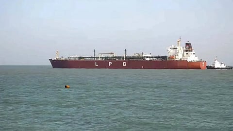 दोन भारतीय LPG जहाजे सुखरूप बाहेर