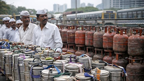 मुंबईचे डबेवाले मोठ्या संकटात; इराण युद्धामुळे LPG टंचाई; डब्यांच्या संख्येत मोठी घट; डबेवाले आणि ग्राहकही 'गॅस'वर