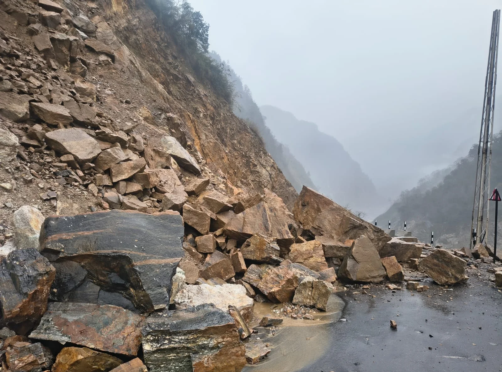 उत्तर सिक्कीममध्ये दरडी कोसळल्या; चुंगथांगमध्ये २०० पर्यटक अडकले