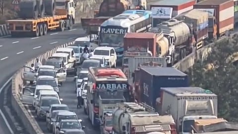 Mumbai-Pune Expressway : 'प्रत्येक विकेंडला हीच दशा'; लोणावळ्यात महामार्गावर भीषण कोंडी, प्रवाशांचा उद्रेक