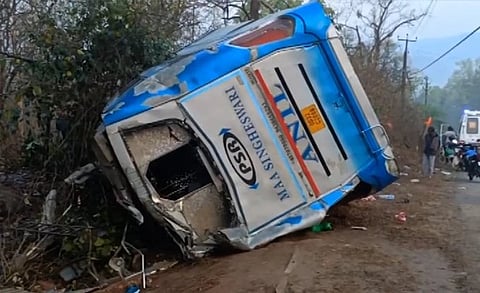 ओदिशामध्ये यात्रेकरूंना घेऊन जाणारी बस उलटून ५ जणांचा मृत्यू, ४० जण जखमी