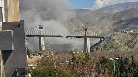 Iran vs US-Israel War : इराणचा पूल पाडला; ८ ठार, ट्रम्प म्हणाले - 'बरेच काही घडणार आहे!'