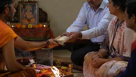 अंधश्रद्धेचा गैरफायदा! 'काळ्या जादूचा प्रभाव दूर करतो' म्हणत कुटुंबाला १.६६ कोटींचा गंडा