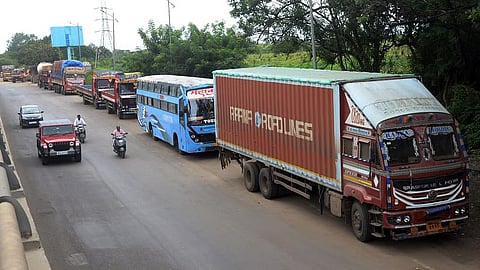 आता क्लीनरशिवाय ट्रक धावणार! सरकारचा महत्त्वपूर्ण निर्णय; ‘ड्रायव्हर असिस्ट सिस्टिम’ बंधनकारक, तंत्रज्ञानाच्या वापरामुळे दंडाच्या जाचातून सुटका