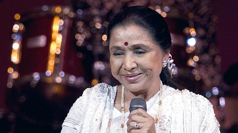 ज्येष्ठ गायिका आशा भोसले काळाच्या पडद्याआड; साडी, टिकली आणि फुलं.. परंपरेचा ठसा शेवटपर्यंत कायम, पाहा Photos