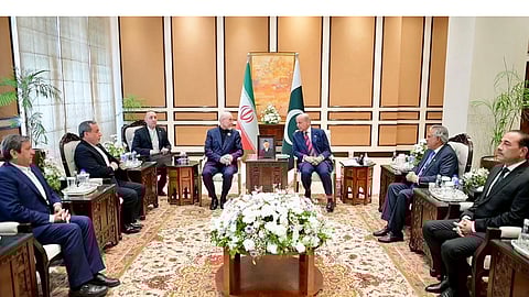 अखेर थेट भेट! अमेरिका-इराणची बैठक सुरू, पहिली फेरी झाली