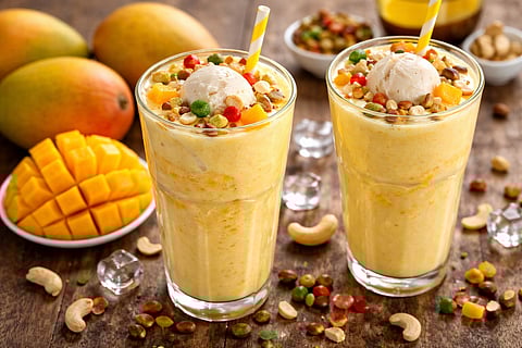 आंब्याच्या सीजनमध्ये घरच्या घरी बनवा गारगार 'मँगो मस्तानी', फारच सोपी रेसिपी