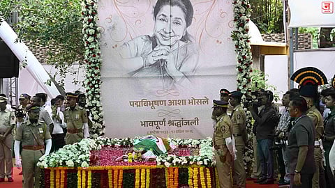 फिरुनी नवी जन्मेन मी...; शिवाजी पार्कमध्ये शासकीय इतमामात अंत्यसंस्कार; अवघा आसमंत गहिवरला, शब्द हिरमुसले, सूरही निमाले...