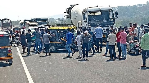 भ्रष्ट व्यवस्थेचे बळी; मुरबाडजवळ दोन गाड्यांची धडक, ११ जण जागीच ठार