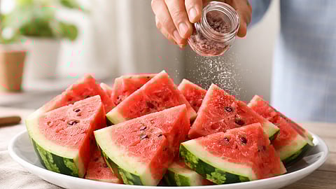 कलिंगडावर काळं मीठ टाकून खाणाऱ्यांनी आधी 'हे' जाणून घ्या; किडनी, बीपीवर होऊ शकतो परिणाम