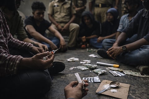 लोकशाहीचे चारही खांब झालेत खिळखिळे!