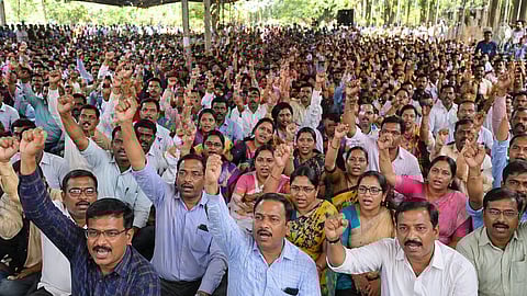 सरकारी कर्मचारी, शिक्षक आजपासून बेमुदत संपावर; रुग्णसेवेसह शासकीय कामांवर मोठा परिणाम होण्याची शक्यता