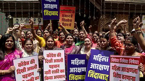 मोदीविरोधातून महिलाविरोधाकडे