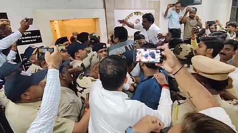 Ulhasnagar : आयुक्तांच्या दालनात महापौरांच्या पतीला प्रवेश; भाजप नगरसेवकांना अडवले; पालिकेत राजकीय ठिणगी
