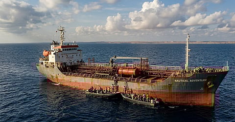 सोमालियाच्या किनारपट्टीलगत तेलवाहू जहाजाचे अपहरण; समुद्री चाच्यांचा संशय