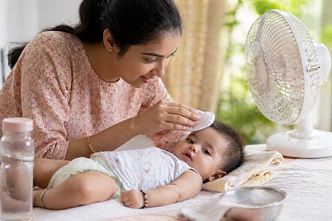 उकाड्यात चिमुकल्यांची घ्या विशेष काळजी; पालकांनी लक्षात ठेवाव्यात 'या' महत्त्वाच्या गोष्टी