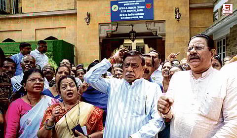 Mumbai : केईएमच्या नामांतराला वाढता विरोध; विरोधी पक्षनेत्या किशोरी पेडणेकर आक्रमक, KEM रुग्णालयाच्या अधिष्ठातांना निवेदन