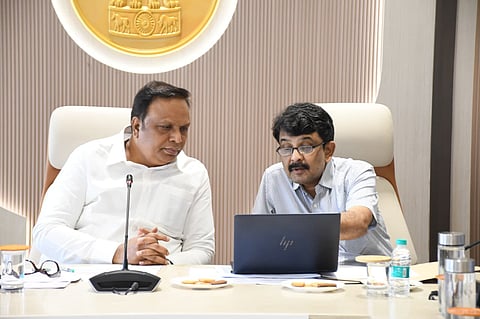 Mumbai : मुंबई उपनगर जिल्ह्यातील राज्य आणि केंद्र सरकारच्या मालकीच्या चार हजार एकर जमिनीवर अतिक्रमण