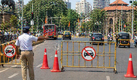 Mumbai : महाराष्ट्र दिनानिमित्त दादरमध्ये वाहतूक निर्बंध; कोणते रस्ते बंद? कुठे नो-पार्किंग? वाचा सविस्तर