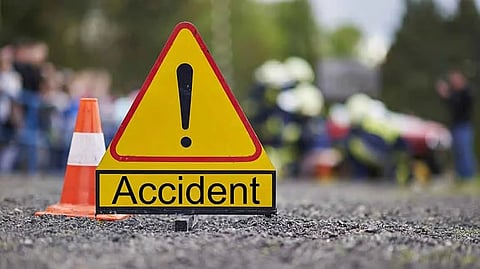 Mumbai : पालिकेचे ३ कर्मचारी गंभीर जखमी; पवईत गटार साफ करताना अंगावरून टेम्पो गेल्याची धक्कादायक घटना