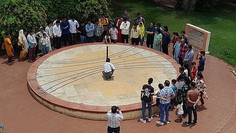 कोल्हापुरात ‘शून्य सावली दिवस’ची अनोखी अनुभूती; ६ मे रोजी ५२ सेकंद सावली अदृश्य