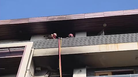 दिल्लीत इमारतीला आग, ९ जणांचा मृत्यू; एसीचा स्फोट झाला असण्याची शक्यता