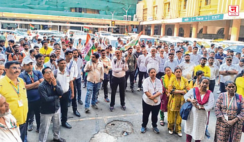 Mumbai : महिलांच्या आरोपांमुळे टीसींचे आंदोलन; तिकीट तपासनीस कर्मचाऱ्यांच्या सुरक्षेसाठी संघटना मैदानात, सुरक्षेच्या मागणीसाठी CSMT स्थानकात आंदोलन