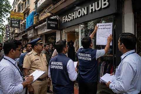 Mumbai : मराठी पाट्या न लावणाऱ्यांवर कारवाई सुरू; दोन दिवसांत २०५ आस्थापनांना 'ऑन दि स्पॉट नोटीस', ६ हजारांहून अधिक आस्थापनांची झाडाझडती