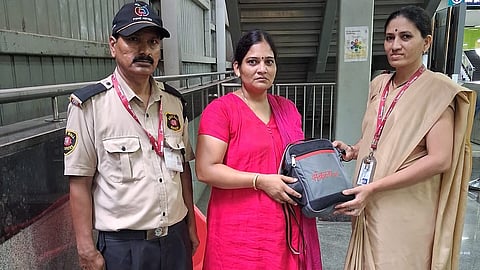 पुणे मेट्रोच्या कर्मचाऱ्यांनी दागिन्यांची बॅग केली परत