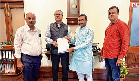 Vasai : पहाटेच्या वेळेस डहाणू-चर्चगेट नवीन लोकल सेवा; खासदार डॉ. हेमंत सवरा यांनी पश्चिम रेल्वे महाव्यवस्थापकांची घेतली भेट
