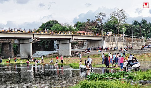 Badlapur : उल्हास नदीत जलपर्णीची चादर; वाहन धुलाई आणि निर्माल्यामुळे प्रदूषणात वाढ