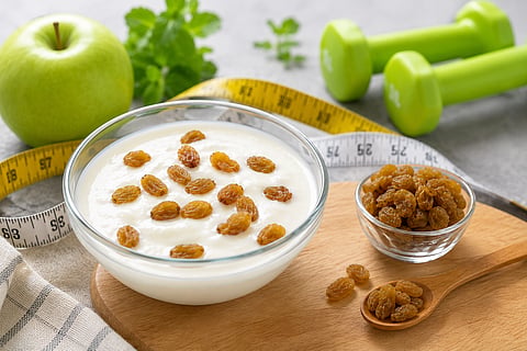 Weight Loss Tips : वजन कमी करण्यासाठी खा मनुका घातलेले दही; आहारतज्ज्ञ ऋजुता दिवेकरांनी सांगितला उपाय