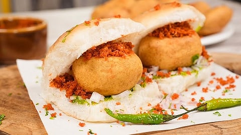 काय सांगता! दादरचा 'अशोक वडा पाव' जगातील सर्वाधिक प्रतिष्ठित सँडविचच्या यादीत; टॉप ४० मध्ये मिळवले स्थान