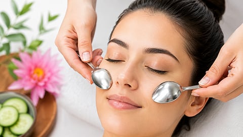 Skin Care Tips : फक्त ५ मिनिटांचा 'स्पून मसाज'; महागड्या फेशियलशिवाय चेहऱ्यावर येईल नैसर्गिक ग्लो