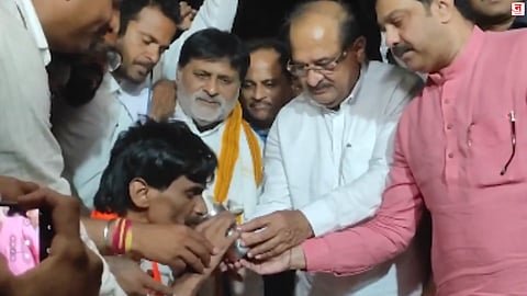 जरांगेंचे उपोषण १५ तासांत मागे; सरकारचा प्रस्ताव मान्य, गुन्हे मागे घेण्यास दिली मुदत