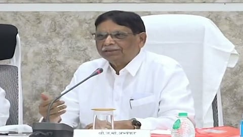 'त्या' शिक्षकांवर कोणतीही कारवाई करू नका! आमदार ज. मो. अभ्यंकर यांची मागणी