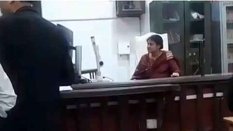 Varanasi : 'ऑर्डर, ऑर्डर!' म्हणत न्यायाधीशांच्या खुर्चीत जाऊन बसली महिला; 'आज मीच न्यायाधीश', कोर्टात तासभर गोंधळ