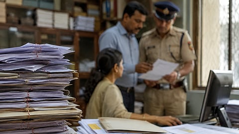 बनावट दाखल्यांचा घोटाळा उघडकीस; महसूल विभागाच्या दोन अधिकाऱ्यांवर गुन्हा दाखल