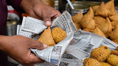 अन्नपदार्थ बांधण्यासाठी वर्तमानपत्राचा वापर पडला महागात! मुंबईत FDA ची कठोर कारवाई; १७ प्रकरणात दीड लाखांचा दंड वसूल